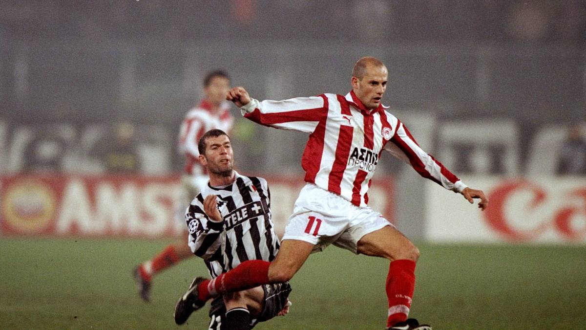 Der bislang größte Erfolg der Griechen liegt bereits 20 Jahre (Saison 1998/99) zurück. Damals stößt Piräus bis ins Viertelfinale vor und scheitert dort erst an Juventus Turin mit dem jungen Zinédine Zidane (Foto mit Predrag Djordjevic)