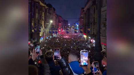Bosnien-Herzegowina feiert die zweite WM-Teilnahme in seiner Geschichte. In Sarajevo herrscht Ausnahmezustand - Stürmer-Star Edin Dzeko postet Live-Videos aus der Partynacht.