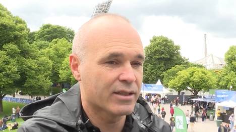 Andres Iniesta präsentierte den Henkelpott vor dem Finale in München. Er erklärt, welchem Team er die Daumen drückt.
