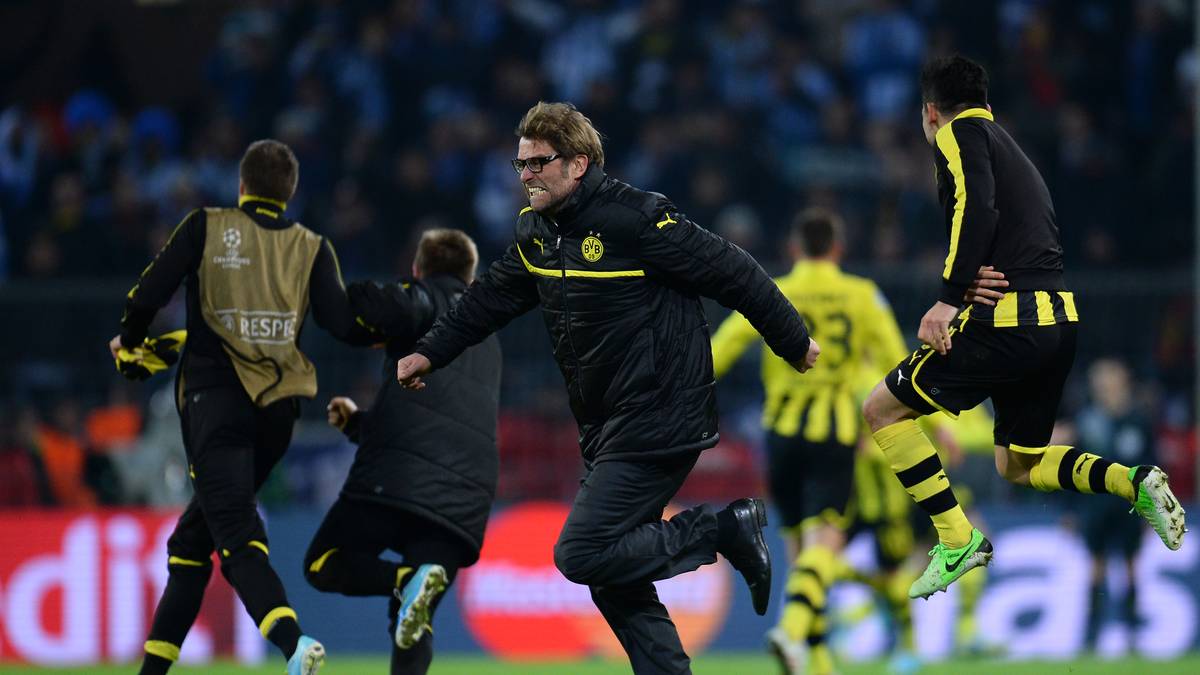 Doch nach dem Ausgleich von Marco Reus (90.+1) keimt noch einmal Hoffnung auf. Nur zwei Minuten später macht Felipe Santana den Wahnsinn perfekt und stochert den Ball - aus Abseitsposition - zum 3:2-Sieg über die Linie. Bei Klopp und seinen Jungs gibt es im Anschluss kein Halten mehr