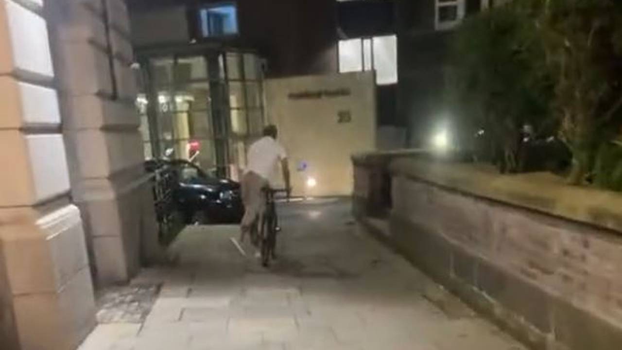 Fan verfolgt Manchester-City-Trainer Pep Guardiola auf dem Fahrrad