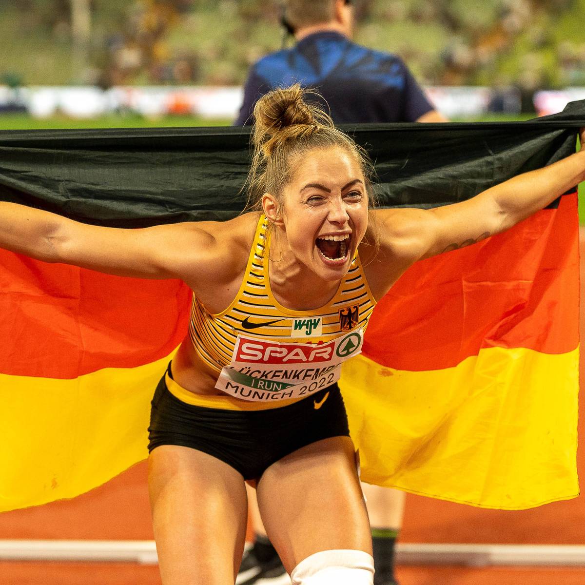 Gina Lückenkemper verwandelt das Münchner Olympiastadion in ein Tollhaus. Ihr EM-Gold über die 100 Meter hätte es jedoch fast gar nicht gegeben. Nach einem blutigen Sturz ins Ziel muss sie in ein Krankenhaus.