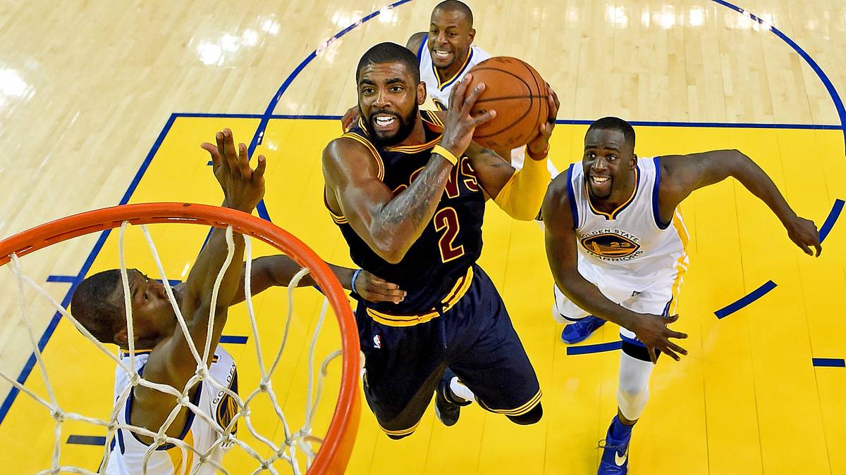 Clevelands Spielmacher Kyrie Irving verbucht lediglich auf zehn Punkte und nur einen Assist, mit ihm auf dem Feld verlieren die Cavaliers 26 Punkte auf die Warriors