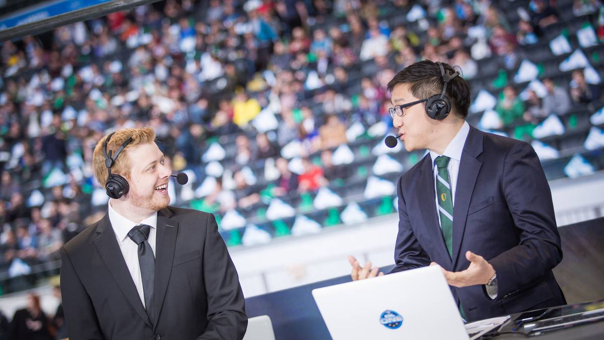 Die Spiele werden natürlich auch kommentiert und analysiert. Dafür gibt es unter anderem William "Chobra" Cho (r.) und Toby "TobiWan" Dawson