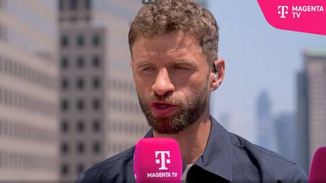 Thomas Müller findet, auf Harry Kane angesprochen, nur lobende Worte für seinen ehemaligen Mannschaftskollegen. An ihm schätzt er außerdem seine besondere Fähigkeiten in einer anderen Sportart. 