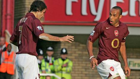 Arsenals Robert Pires (l.) und Thierry Henry bekommen 2005 gegen ManCity einen Trick-Elfer nicht hin
