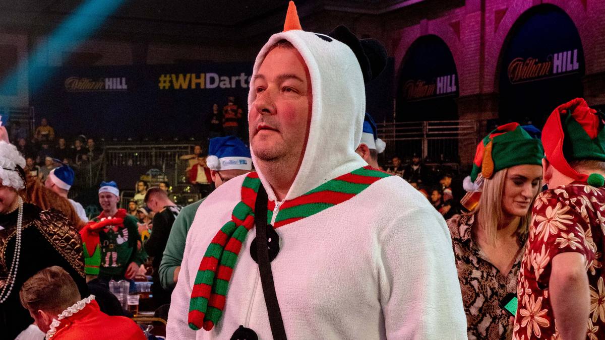 Dieser Fan hat sich direkt in ein weihnachtliches Ganzkörper-Kostüm geschmissen