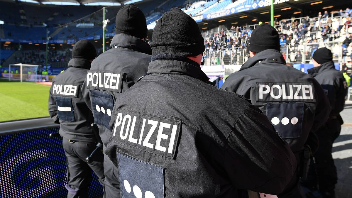 Im Stadion beobachten Polizisten das Geschehen auf den Rängen