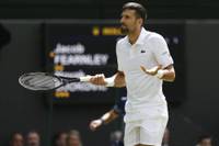 England gewinnt sein EM-Viertelfinale im Elfmeterschießen - und unterbricht das Tennis-Turnier in Wimbledon. Novak Djokovic sorgt mit einer kuriosen Aktion für Lacher im Publikum. 