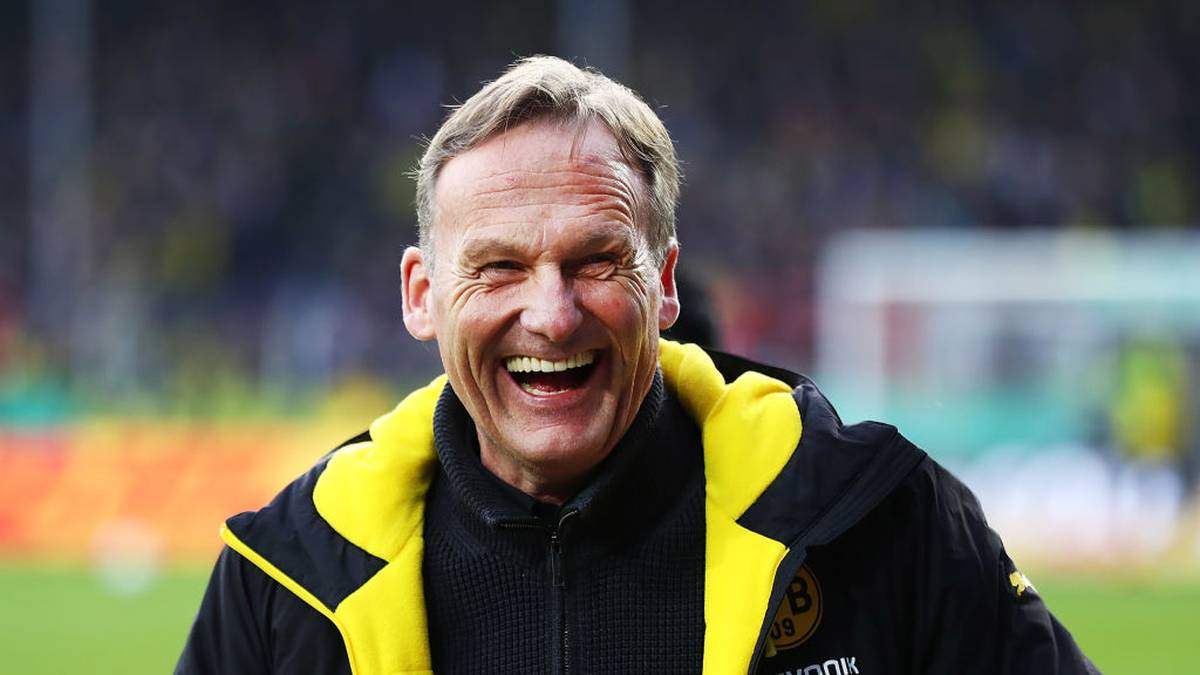 LOTTE, GERMANY - MARCH 14:  Hans Joachim Watzke CEO of Borussia Dortmund before the DFB Cup quarter final between Sportfreunde Lotte and Borussia Dortmund at Sportpark am Lotter Kreuz on March 14, 2017 in Lotte, Germany.  (Photo by Martin Rose/Bongarts/Getty Images)