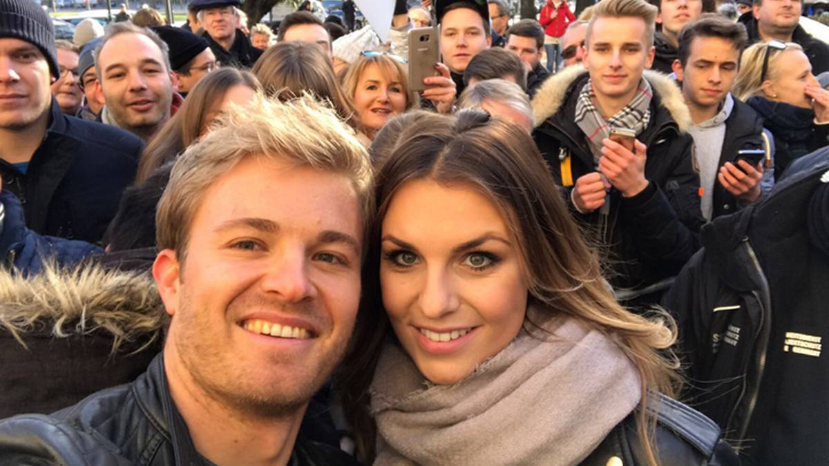 Laura Wontorra findet nach der Moderation Zeit für ein Selfie mit dem Champion. Für Rosberg stehen in den nächsten Tagen Besuche in den Mercedes-Werken in Brackley/England und Sindelfingen an, am Freitag bekommt Rosberg in Wien zudem offiziell die WM-Trophäe überreicht