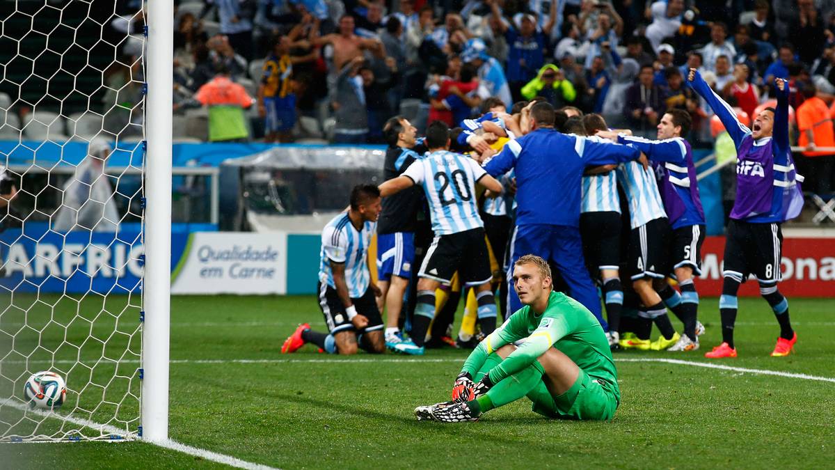 Niederlande-Keeper Jasper Cillessen (v.) war im WM-Halbfinale 2014 machtlos gegen Argentiniens Elfmeterschützen