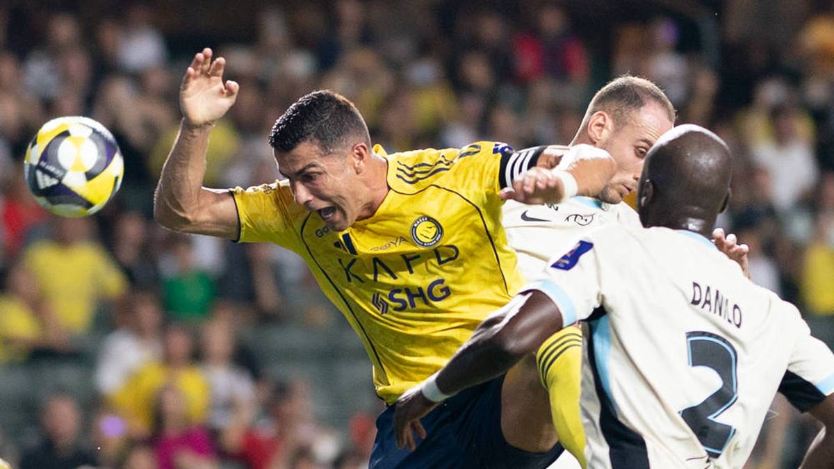 Cristiano Ronaldo (Al-Nassr FC):
Fünf Mal wurde Ronaldo Weltfußballer - und zeigt seine Klasse auch mit 40 Jahren noch. Seit Januar 2023 kickt der Portugiese bei Al-Nassr FC. Für seinen Verein schoss er bereits über 90 Tore. 