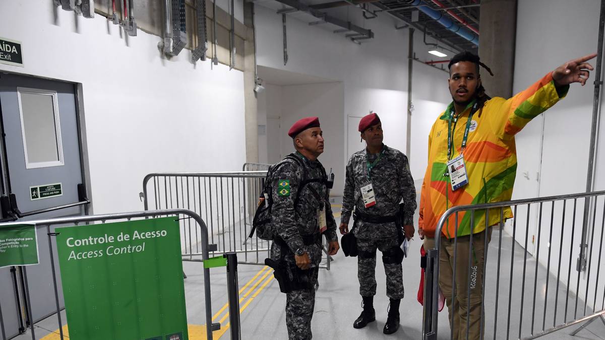 Auch Soldaten sind in vermehrter Anzahl zu sehen, während sich neben Athleten auch noch zahlreiche Journalisten, Fotografen und freiwillige Helfer in der Halle befinden