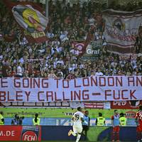 Für das Champions-League-Spiel in London muss der FC Bayern wegen eines Verbots der UEFA auf seine Fans verzichten. Die Anhänger finden aber dennoch einen Weg. Das führt im Stadion zu krassen Szenen.