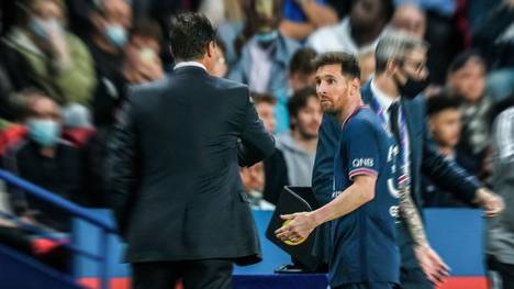 Lionel Messi (r.) war über seine Auswechslung im Spiel gegen Olympique Lyon nicht erfreut 