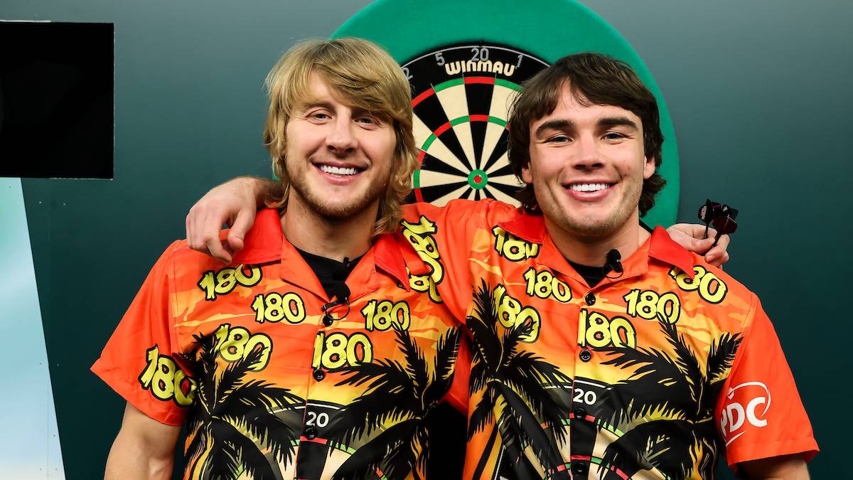 Auch UFC-Star Paddy Pimblett und Luke Riley lassen sich die Stimmung im Ally Pally nicht entgehen.