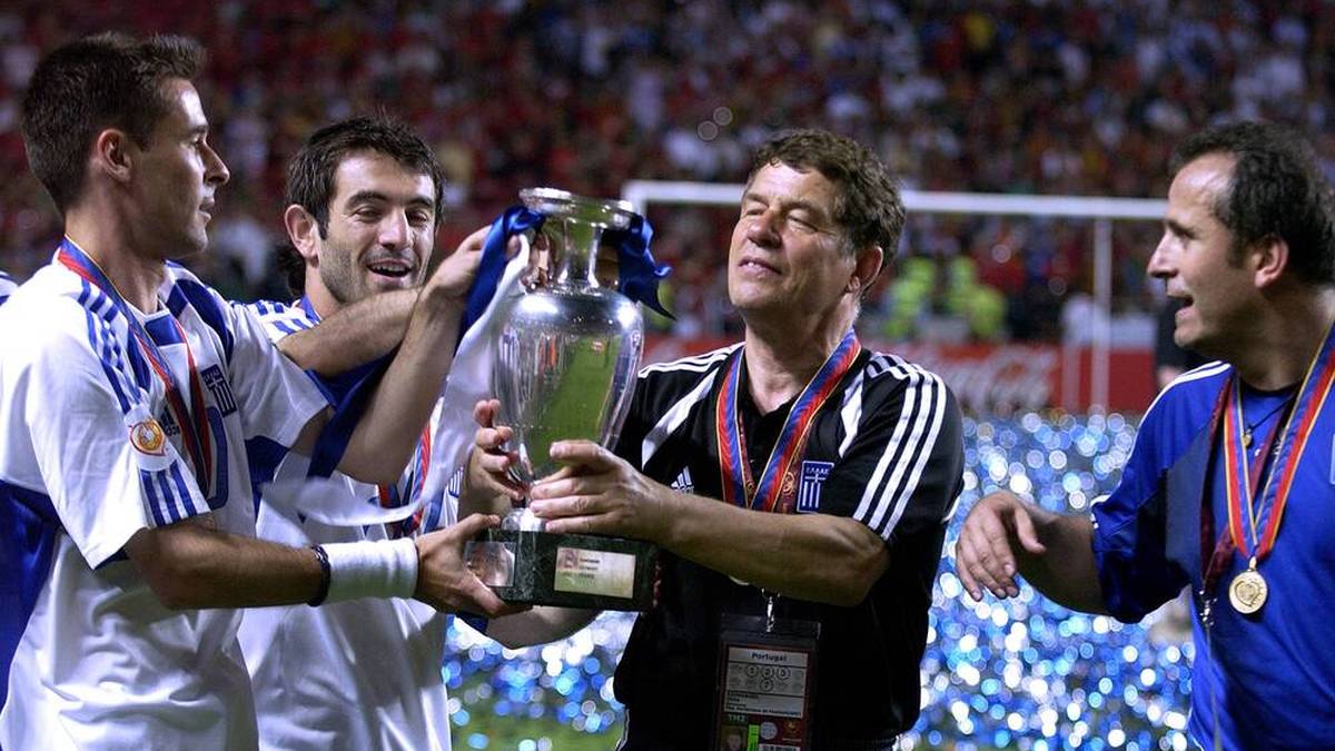 Am 05. Juli 2004 schafft Otto Rehhagel das, was niemand für möglich gehalten hat. Mit der griechischen Nationalmannschaft gewinnt er den EM-Titel und sorgt für Verblüffung in der Fußballwelt.