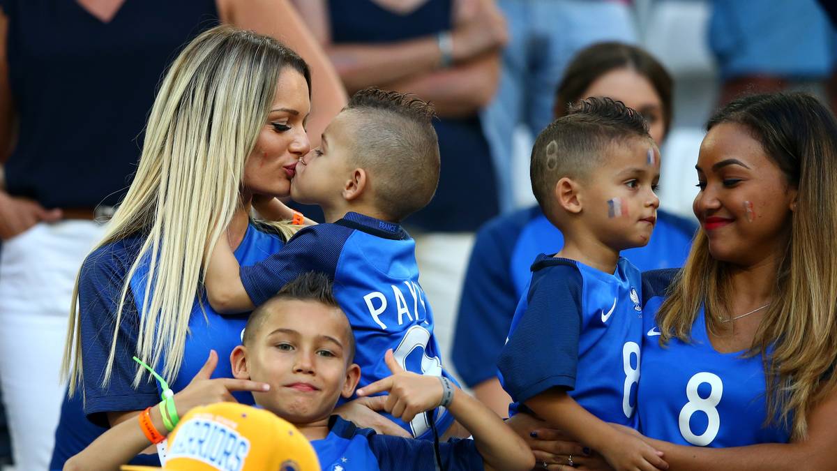 Küsschen für Payet Junior! Alle drei Söhne des West Ham-Profis tragen Haarschnitt und Trikot vom Papa