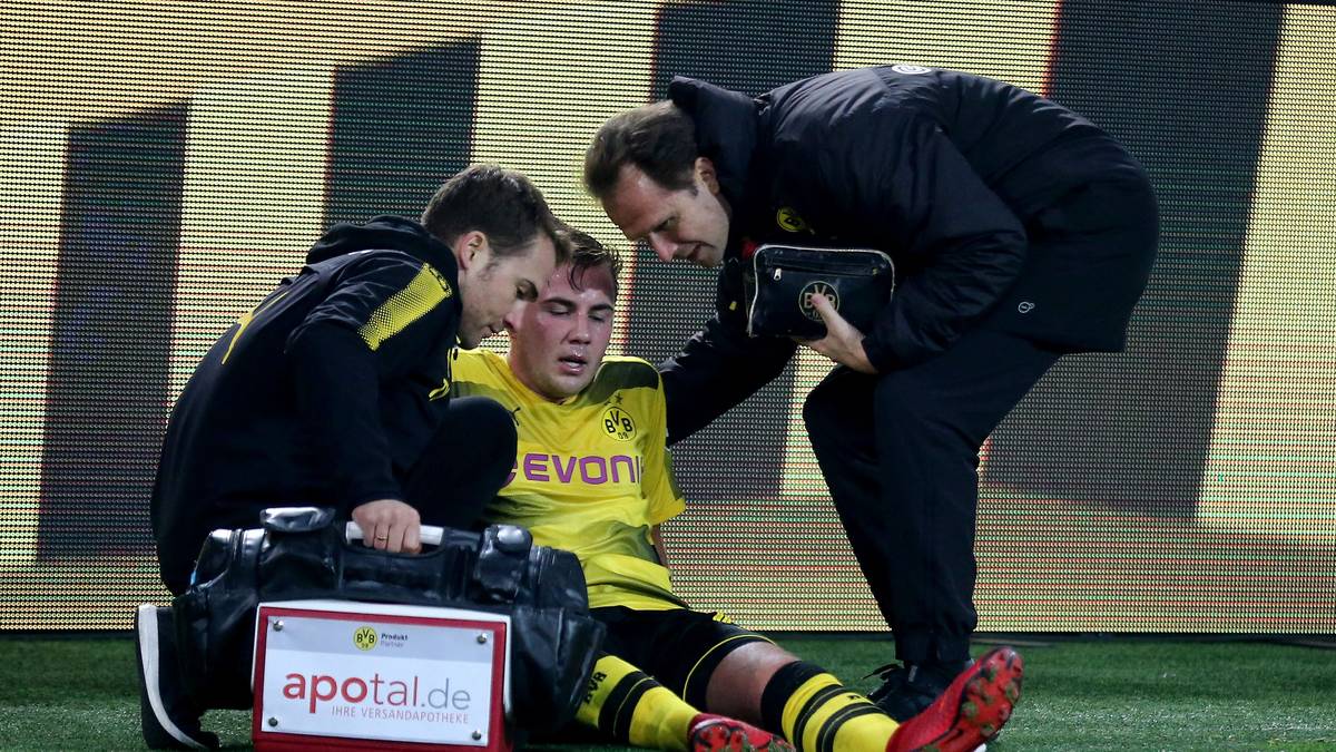 Doch ausgerechnet im Derby gegen Schalke (4:4), bei dem ihm sein erstes Saisontor gelingt, verletzt sich Götze schwer am Sprunggelenk