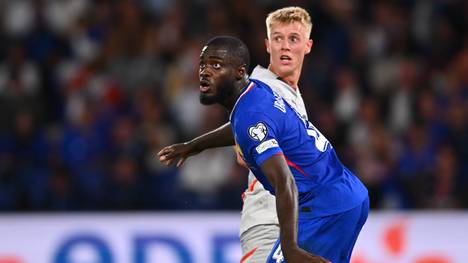 Didier Deschamps lobt die starke Entwicklung von Dayot Upamecano. Der Frankreich-Trainer sieht im Bayern-Spieler einen der besten Verteidiger der Welt.