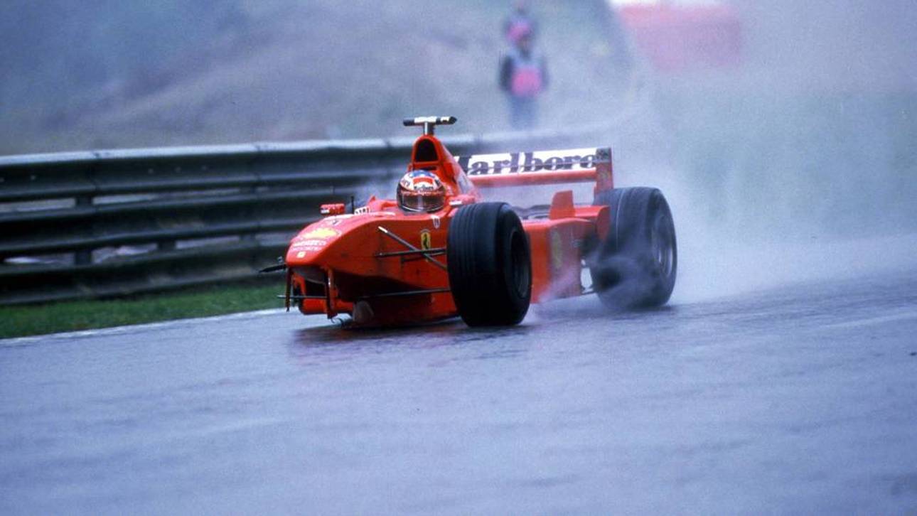 Michael Schumacher im "Dreirad"-Ferrari nach dem Crash mit David Coulthard