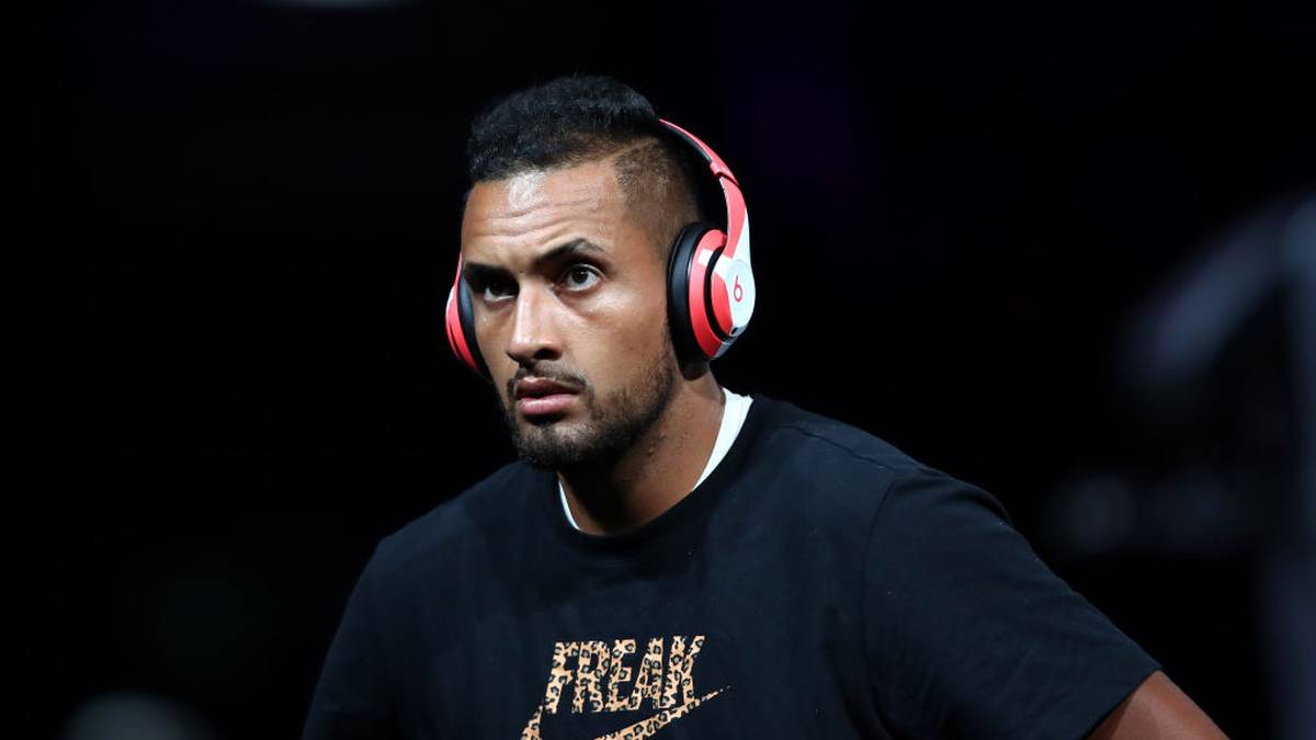 Auch in der Liebe fliegen bei Kyrgios aktuell wohl die Fetzen. Tennisspielerin Anna Kalinskaja bestätigte kürzlich ihre Trennung von ihm, kurz zuvor schrieb sie scharfe Posts - wohl in Richtung Kyrgios - mit Formulierungen wie "verdammter energiesaugender Vampir". Ein weiterer Kommentar besagte: "Du bist kein Bad Boy, du bist einfach ein schlechter Mensch."