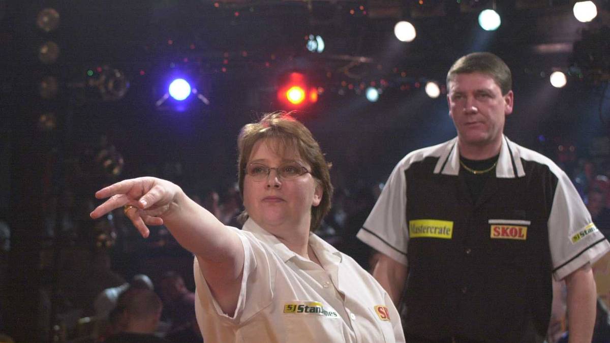 GAYL KING: Die Kanadierin ist 2001 die erste Frau, die mittels einer Wildcard an der PDC-WM teilnimmt. Dort muss sie sich allerdings mit einem Average von nur 69 Punkten in der ersten Runde gegen Graeme Stoddart - die damalige Nummer 29 der Welt - mit 1:3 geschlagen geben