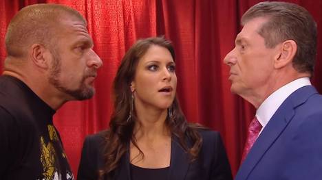 WWE-Chef Vince McMahon (r.) überlässt Schwiegersohn Triple H (l., mit Ehefrau Stephanie) die Show 205 Live