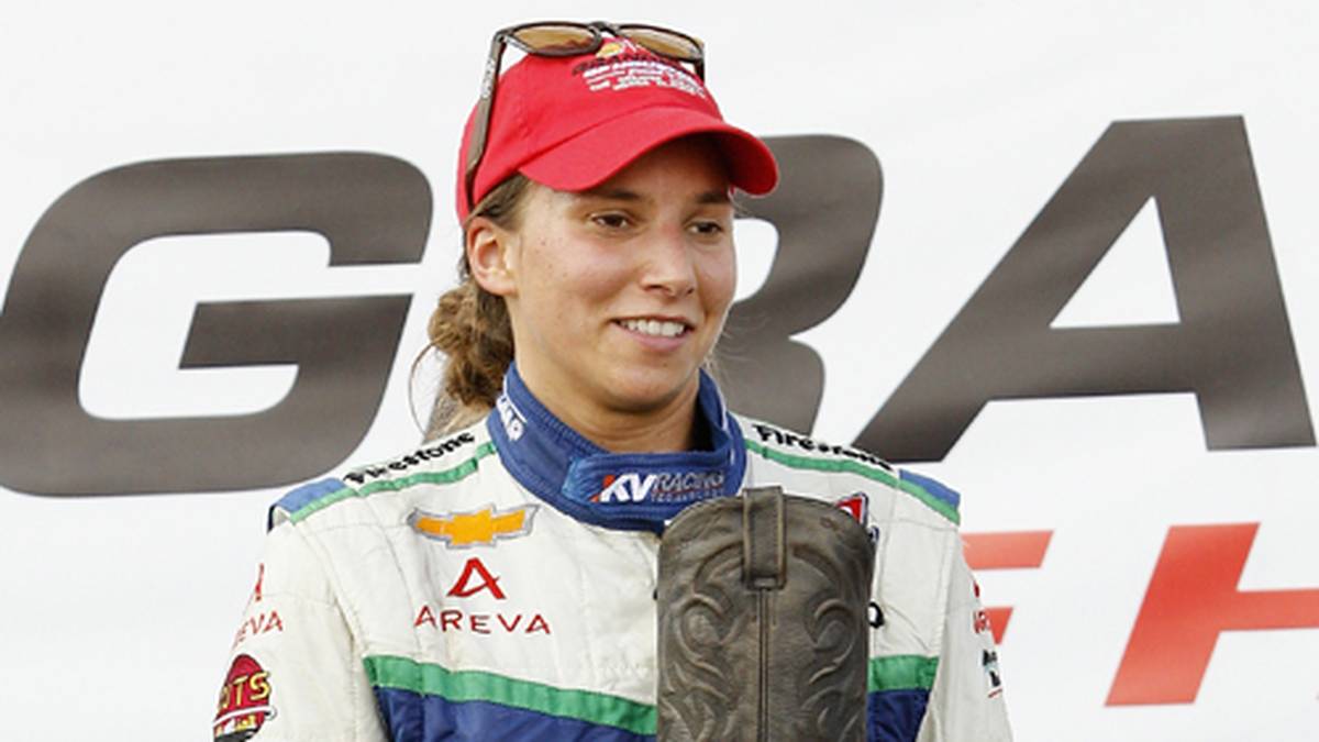 Hier feiert die Schweizerin ihren bisher größten Erfolg: 2013 in Huston wird sie Zweite und erreicht als erste Frau auf einem Straßenkurs der IndyCar-Serie einen Podiumsplatz