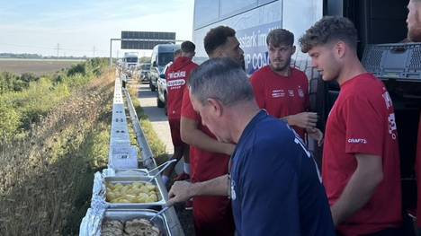 Der FSV Zwickau zeigt, wie seine Spieler im Stau ihr Abendessen auf der Leitplanke serviert bekommen