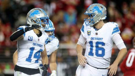 Amon-Ra St. Brown (l.) jubelt mit Quarterback Jared Goff