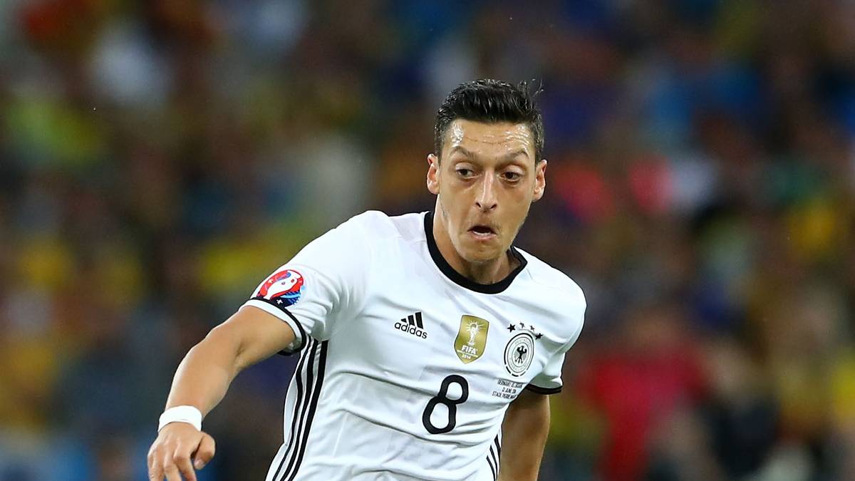 Nicht  der erhoffte Regisseur in der deutschen Offensive. Konnte dem Spiel zu selten den Stempel aufdrücken. Von seinen Leistungen in der Premier League meilenweit entfernt. Wieder einmal schwach im Abschluss, vergab in der 87. Minute eine Großchance. Aber mit der perfekten Flanke auf Schweinsteiger zum 2:0. SPORT1-Note: 4