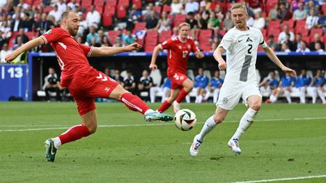 Eriksen trifft in Schräglage mit rechts zum 1:0