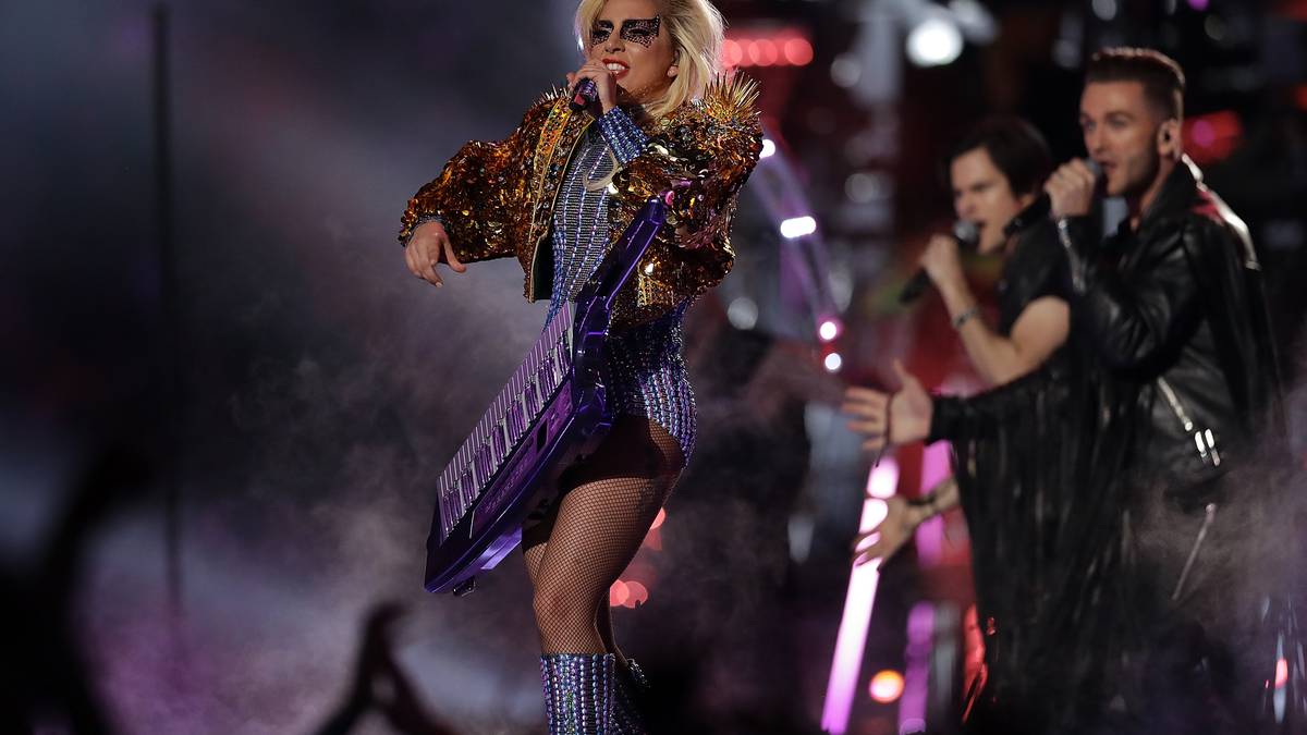 und rockt mit einer Mischung aus E-Gitarre und Keyboard ab