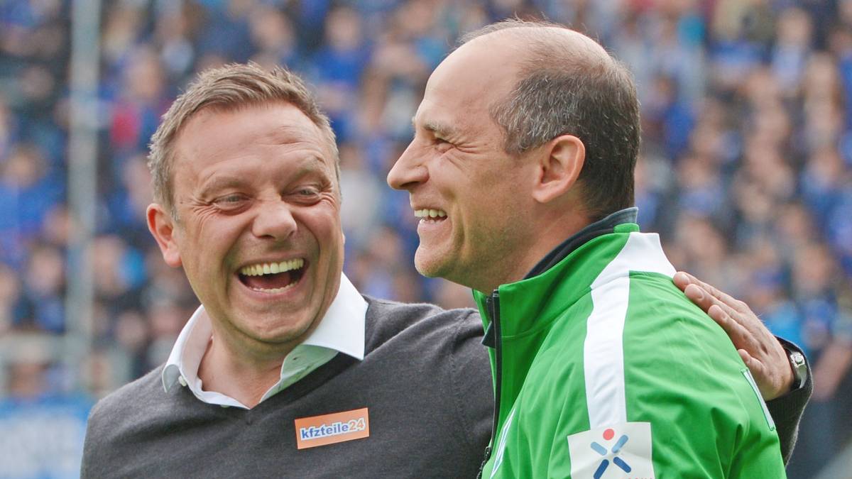 So gut gelaunt kann man in den Abstiegskampf gehen. Andre Breitenreiter scherzt vor dem Spiel mit Bremens Trainer Viktor Skripnik. Der SC Paderborn galt vielen Experten ohnehin als sicherer Absteiger - der Aufsteiger kann also befreit aufspielen