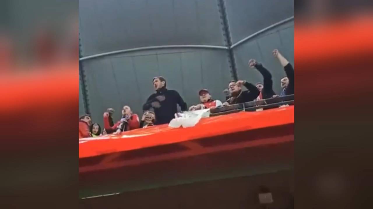 Streich-Nachfolger Julian Schuster feiert mit den Freiburger-Fans im Block