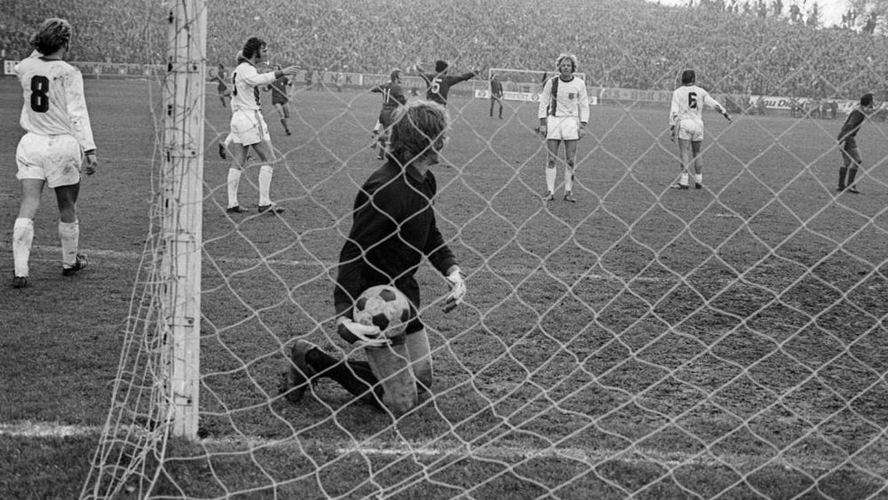 Torwart Sepp Maier enttäuscht nach einem der sieben Gegentreffer in Kaiserslautern