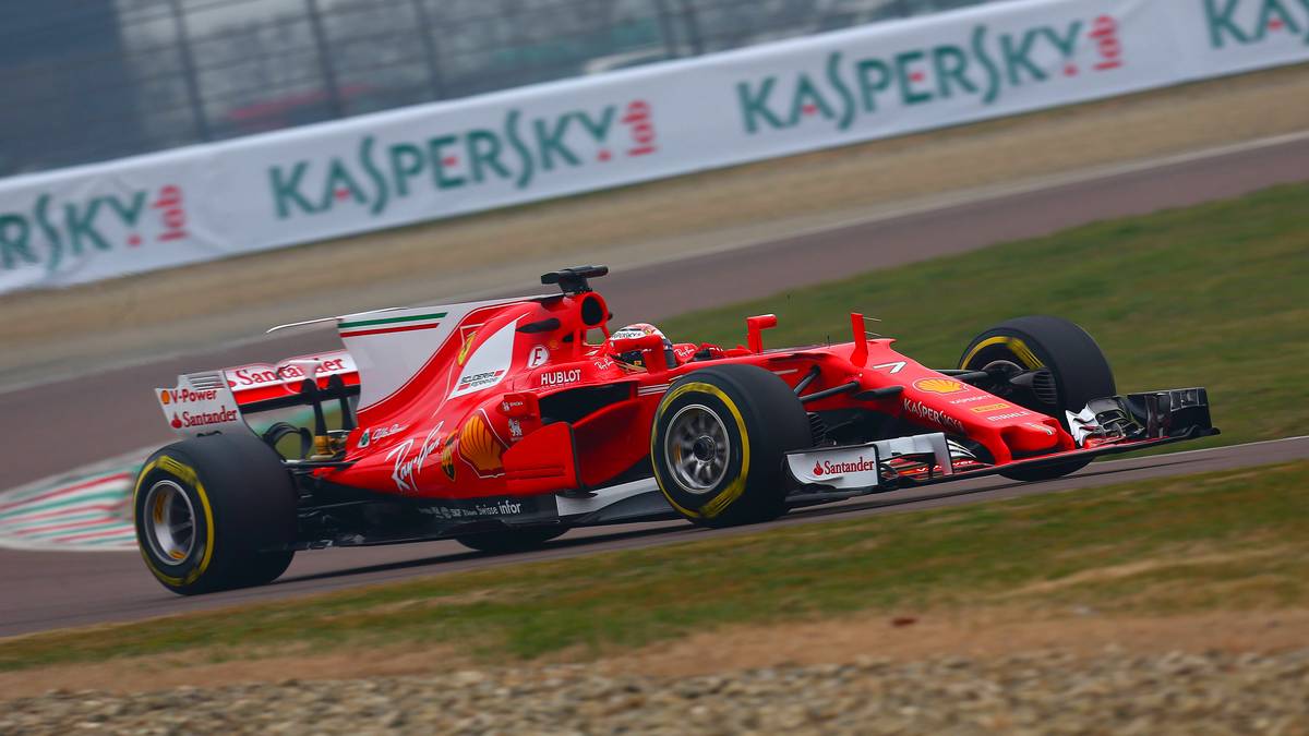 "Man sieht, dass das Auto stark aussieht und es fühlt sich auch - zumindest was die ersten Runden versprechen - sehr gut an", zeigte sich Vettel nach den ersten Testrunden begeistert