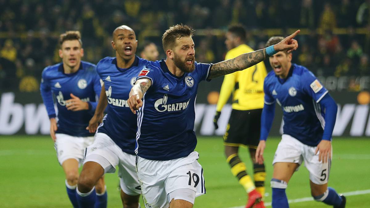 In der laufenden Spielzeit hat der Stürmer schon sieben Mal genetzt und drei Torvorlagen geliefert. Burgstaller, vor knapp einem Jahr für 1,5 Millionen Euro aus Nürnberg gekommen, hat sich längst zum wertvollsten Schnäppchen der Knappen entwickelt