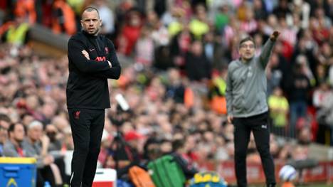 Heitinga (l.) arbeitete zuletzt beim FC Liverpool