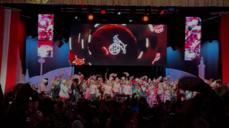 Die Spielerinnen und Spieler des 1. FC Köln feiern Karneval mit ausgelassener Stimmung und kreativen Kostümen. Am Ende sorgt dann die FC-Hymne noch einmal für einen Gänsehautmoment.