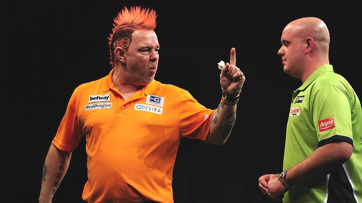 EXETER, ENGLAND - MARCH 05:  Peter Wright of Scotland (L) celebrates winning a leg against Michael van Gerwen of Holland during The Betway Premier League Darts at Westpoint Arena on March 5, 2015 in Exeter, England.  (Photo by Dan Mullan/Getty Images)
