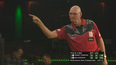 PDC Gründungsmitglied Bob Anderson feiert seine erste 180 mit dem legendären Anderson-Finger. Robert Thornton glänzt mit sechs perfekten Pfeilen. 