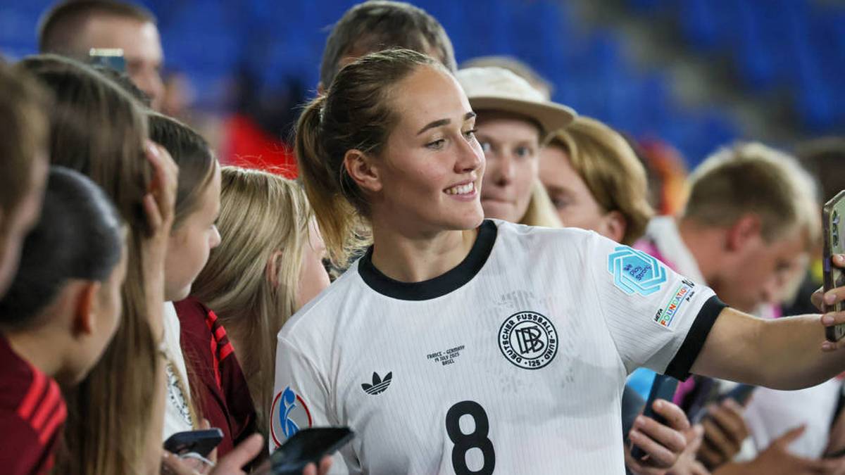  „Ich wollte mal etwas anderes als Sport und Fußball kennenlernen”, begründete sie in einem Interview auf der Website ihrer Hochschule. Aber ihr vielleicht größter Skill: Sie kann eine Flasche Bier mit der Ferse öffnen.