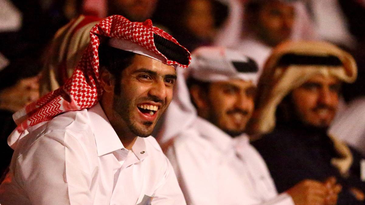 Die Zuschauer in der Halle sind von der farbenfrohen Veranstaltung begeistert