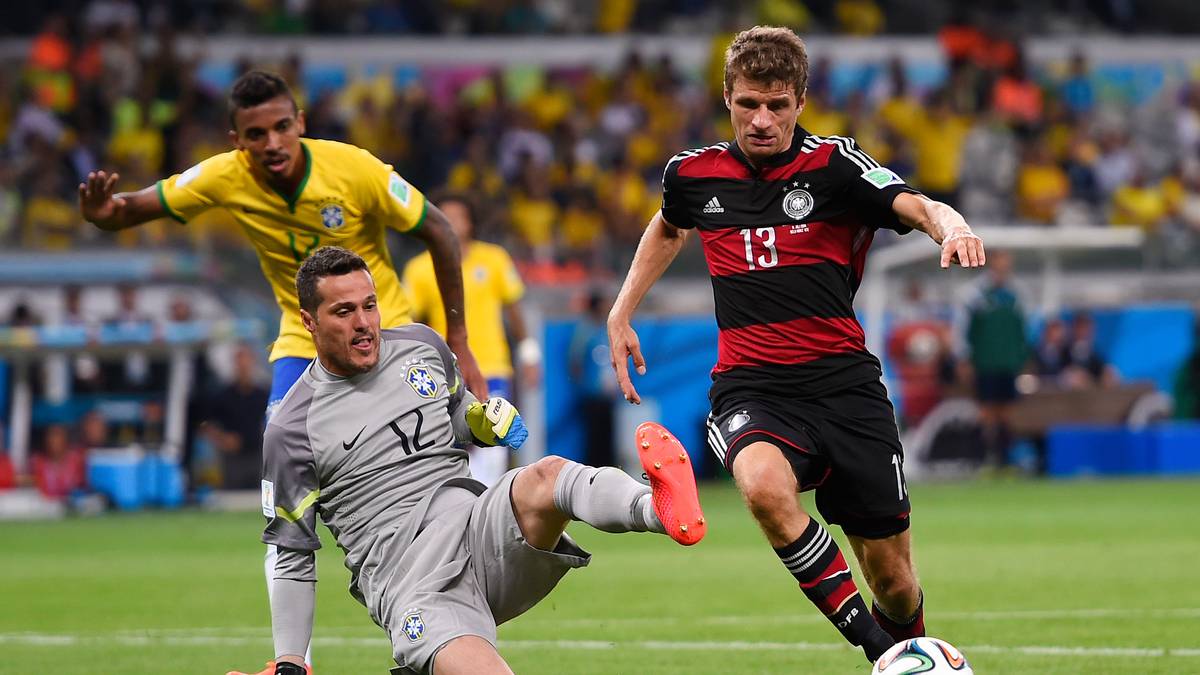 An dem damals 34-Jährigen liegt es nicht, dass Brasilien untergeht. Er ist aber weit davon entfernt, es verhindern zu können. Nach dem Spiel um Platz drei ist international Schluss. Seit Ende Januar bei Flamengo unter Vertrag