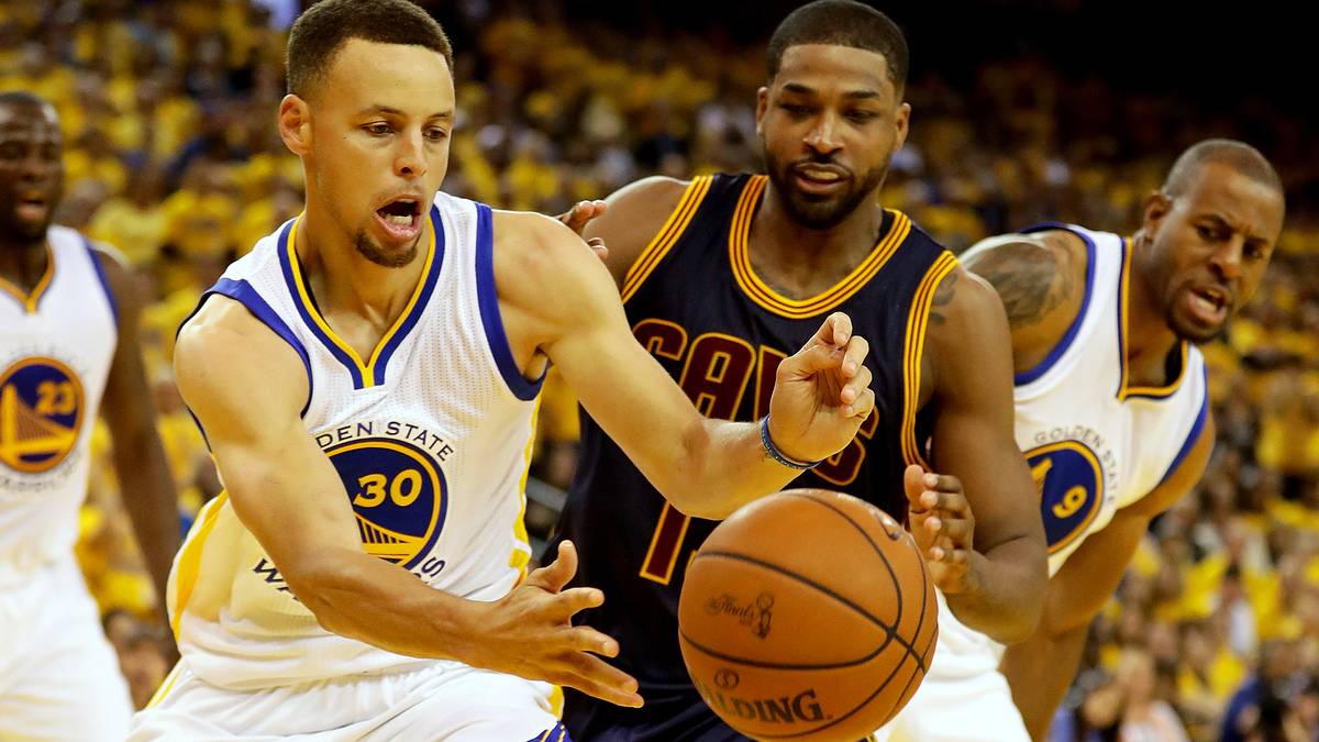 Nach einer schwachen Leistung in Spiel 1 kommt  MVP Curry nun auch eingermaßen in der Serie an. Er trifft die Hälfte seiner acht Dreier, schnappt sich neun Rebounds und verteilt vier Assists. Zu seinen Fabelleistungen in den bisherigen Playoffs fehlt aber natürlich noch ein gutes Stück