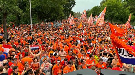 Vor ihrem Viertelfinale gegen die Türkei bei der EM 2024 eskalieren die niederländischen Fans und erlauben sich freche Sticheleien gegen Deutschland.