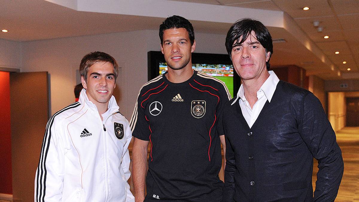 Michael Ballack (M.) konnte Philipp Lahm und Jogi Löw bei der WM 2010 nur besuchen